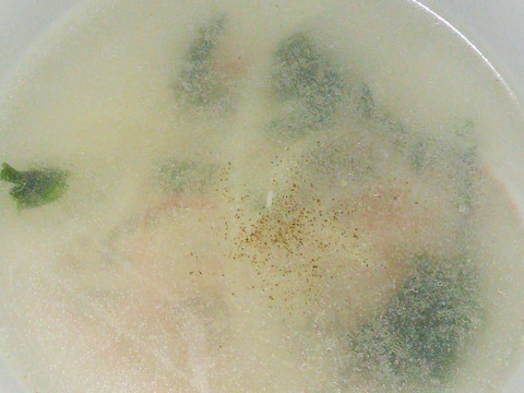 お湯を注ぐだけ♪カニかまゆで鶏わかめの中華スープ
